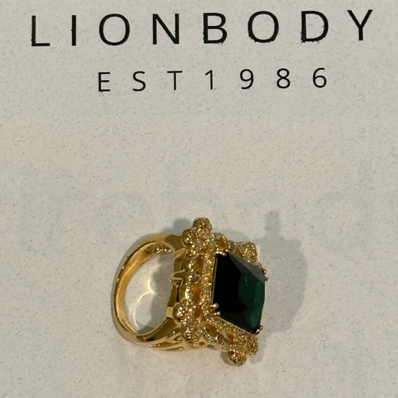 Emerald Regalia Ring - Picture 6 of 7